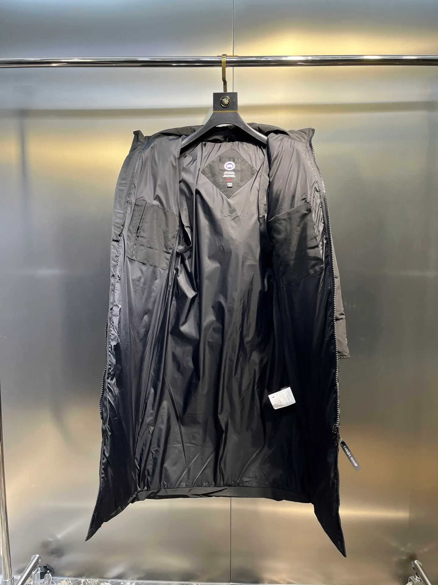 P860 Black) CANADA GOOSE Parka 22 styles ➖ Genuine synchronous anti-counterfeiting chip sensor! ➖ Imported 21-count polyester-cotton blended original fabric [last year’s 16-count/18-count hard fabrics have been completely eliminated, this year all use 21-count genuine synchronous fabrics, the soft mid-strap feels delicate and textured], genuine synchronous Feather-Light 10D waterproof coating fabric, made of 84.5 polyester fiber and 15.5 cotton, 100% the best feel in the entire network! ➖ The genuine official website is synchronized with the national standard 80 white duck down, you can check the official website customer service, there will never be a series of misleading claims such as 90 down or goose down! ➖ Using the best nylon lining with double double-layer sealing design, velvet-proof No. 7 needle + grid-filled down ready-made garments, there is 100% no so-called velvet running! ➖ The cuffs are designed with thickened seamless threads, and the collar and pockets are lined with top-quality polar fleece to keep you warm and comfortable! ➖ Yoshida YKK provides original custom-made electroplated sliders. YKK two-way lockable zippers are tight and smooth and will not peel off paint! ➖ 3M composite guarantees that the Velcro is the same as the original, durable, and all accessories and hardware are custom-made! ➖ Imported BEHRINGER embroidery machine to customize the 10,000-needle embroidery logo, 98% of which can be reproduced to restore the original logo. You can check and compare on the official website! ➖ The fur collars are all made of large pieces of Western Canadian blue wolf hide, ensuring that each fur collar is 13-15cm wide! size：xs-xl